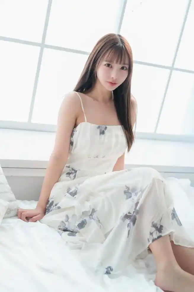 模特苏晚婚纱外景拍摄封面